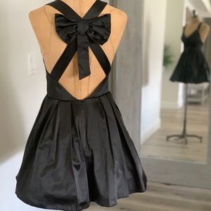 Black puffy mini with bow back